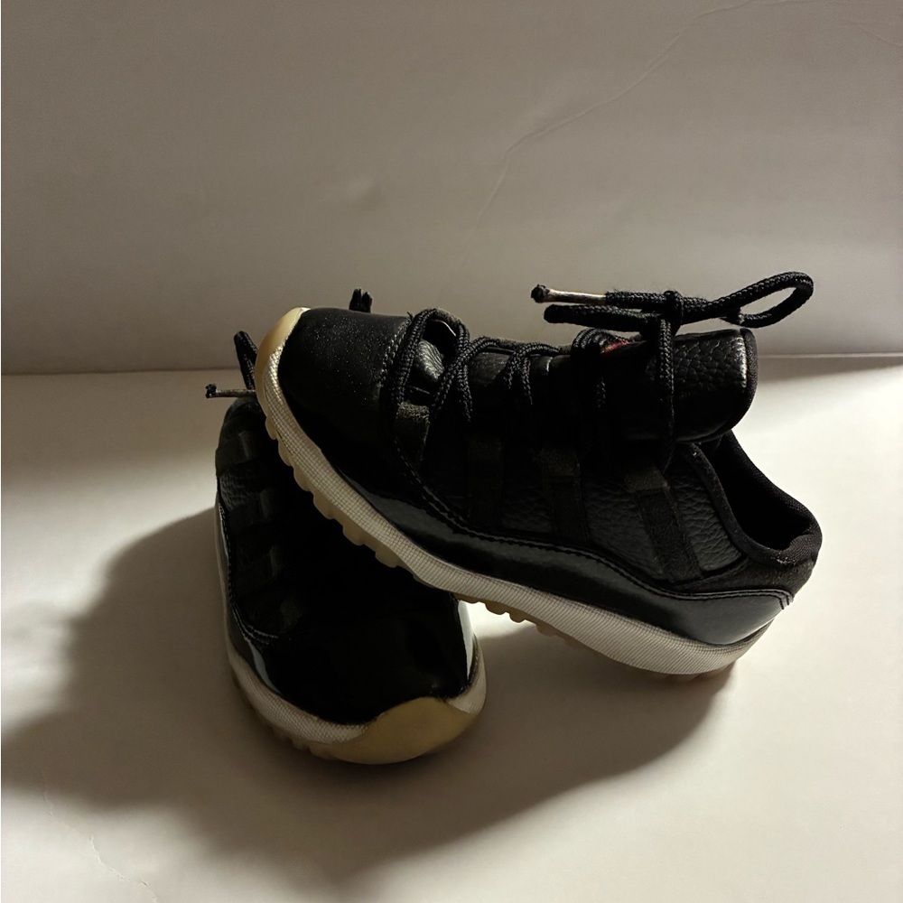 Kids Jordan Lows - Picture 2 of 5